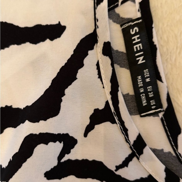 SHEIN ZEBRA PRINT LONG SLEEVE OPEN BACK CROP TOP SZ MEDIUM - Picture 9 of 10